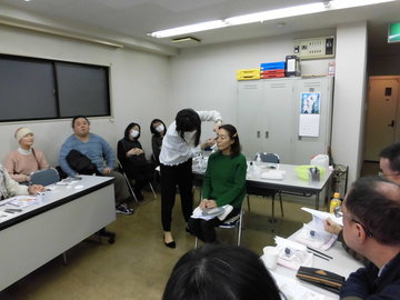 実際に講師にメイクしてもらう.JPG