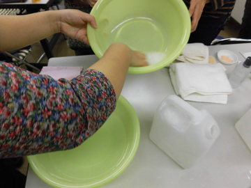 泡で洗う際の泡立て方を習う.JPG